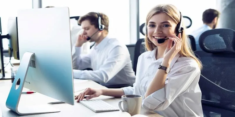 Kết nối thông qua hotline